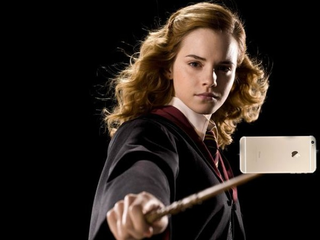 Illustration for article titled Harry Potter, Now with Added Selfie Sticks